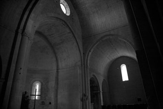 Provence834 Abbaye du Thoronet : intérieur de l'église (nef et chœur)