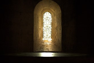 Provence835 Abbaye du Thoronet : intérieur de l'église (fenêtre et autel de pierre)