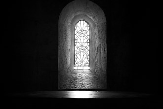 Provence836 Abbaye du Thoronet : intérieur de l'église (fenêtre et autel de pierre)