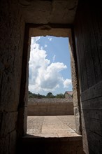 Provence851 Abbaye du Thoronet : porte d'accès au haut du cloître depuis le dortoir des moines