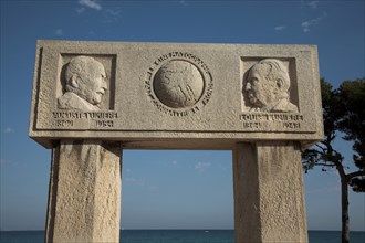 Provence783 La Ciotat, la baie, monument en hommage aux Frères Lumière (Auguste Lumière 1862-1954,