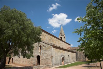 Provence784 Abbaye du Thoronet, vue principale de l'église, clocher