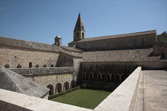 Provence789 Abbaye du Thoronet, vue principale de l'église, du cloître et de la salle capitulaire,