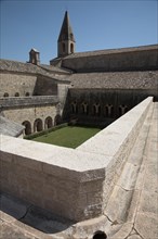 Provence790 Abbaye du Thoronet, vue principale de l'église, du cloître et de la salle capitulaire,