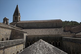 Provence792 Abbaye du Thoronet, vue principale de l'église, du cloître et de la salle capitulaire,