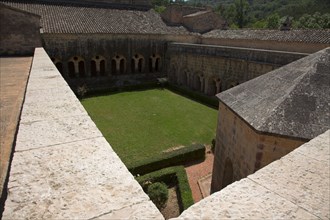 Provence793 Abbaye du Thoronet, vue du cloître et de son jardin et du lavabo depuis le haut du