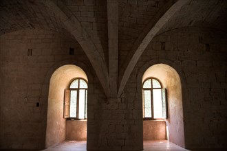 Provence840 Abbaye du Thoronet : fenêtres et voûte du bâtiment des convers