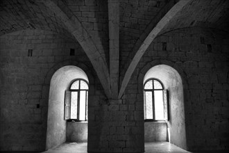 Provence841 Abbaye du Thoronet : fenêtres et voûte du bâtiment des convers
