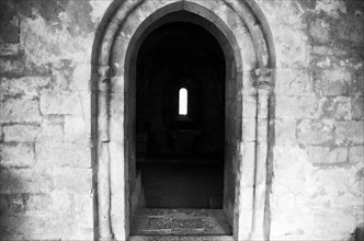 Provence843 Abbaye du Thoronet : accès du cloître vers la salle capitulaire (porte en ogive,