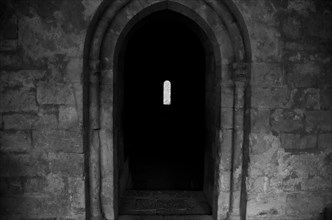 Provence844 Abbaye du Thoronet : accès du cloître vers la salle capitulaire (porte en ogive,