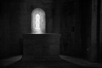 Provence848 Abbaye du Thoronet : autel de pierre et fenêtre à vitrail