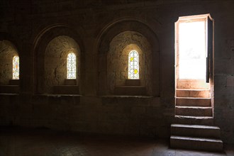 Provence849 Abbaye du Thoronet : le dortoir des moines et baies donnant sur le haut du cloître