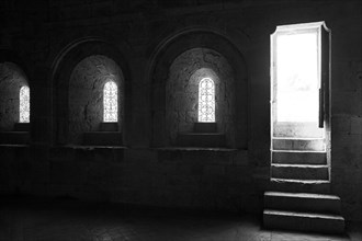Provence850 Abbaye du Thoronet : le dortoir des moines et baies donnant sur le haut du cloître