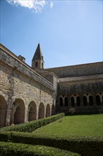 Provence797 Abbaye du Thoronet, vue principale de l'église, du cloître, du jardin et de la salle