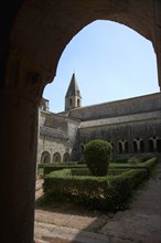 Provence798 Abbaye du Thoronet, vue principale de l'église, du cloître, du jardin et de la salle