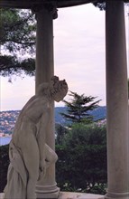 Villa Ephrussi de Rothschild jardins, temple de l'amour le soir