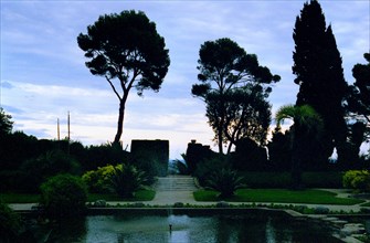 Villa Ephrussi de Rothschild jardins, jardin à la française le soir