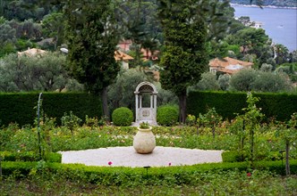 Villa Ephrussi de Rothschild jardins, roseraie et point de vue devant la baie de Villefranche sur