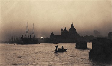 Venise Italie circa 1910 : Bassin de Saint Marc et Eglise de la Salute au soleil couchant