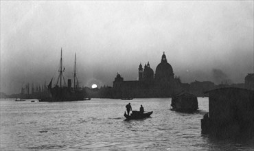 Venise Italie circa 1910 : Bassin de Saint Marc et Eglise de la Salute au soleil couchant (version