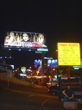Sunset Boulevard de nuit, Tower Records et panneau de l'affiche du film "Hollywood land"