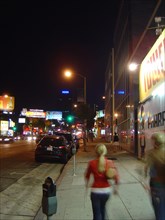 Sunset Boulevard de nuit (circulation automobile et passants)