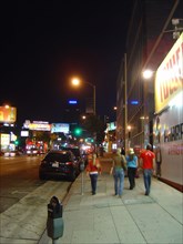 Sunset Boulevard de nuit (circulation automobile et passants)