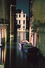 Canal et façade de palais, de nuit à Dorsoduro