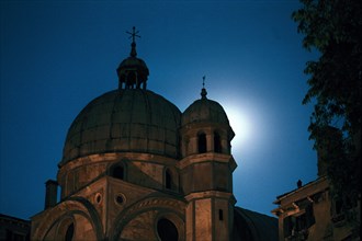 Eglise des Miracoli, de nuit, sous la lumière de lune