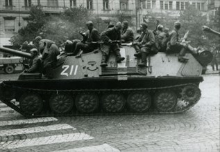 Printemps de Prague : chars soviétiques dans les rues de Prague, août 1968