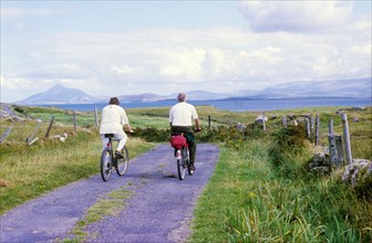 Cyclistes sur l'île de Clare, en Irlande