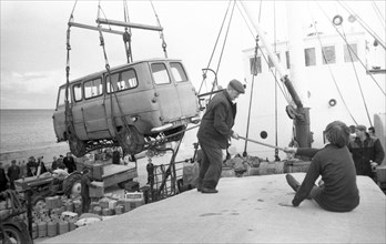 Chargement d'un ferry en Irlande, 1979