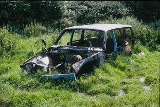 Carcasse de voiture à l'abandon