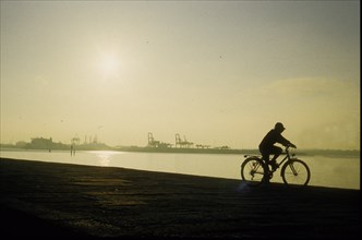 Cycliste dans le port de Dublin