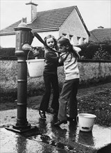 Fillettes récoltant de l'eau, Irlande