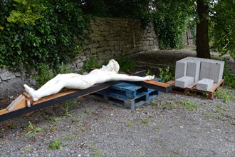 Christ en croix déposé dans une cour