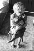 Fillette avec son chat