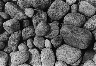 Galets de granit sur la plage