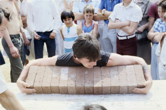 Epreuve de force lors de la Fête de Strawberry Beds, près de Dublin, en Irlande.
1986