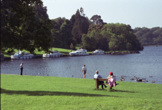 Promeneurs au Lough Key, lac au nord du comté de Roscommon, en Irlande.
1984