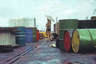 Jeune femme au parapluie.
Années 1970, Irlande