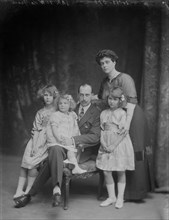 Le Prince et la Princesse Nicolas de Grèce avec leurs enfants