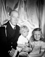 Prince Georges de Grèce avec ses petits enfants Radziwill