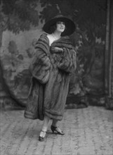 Mannequin portant un manteau de fourrure, vers 1920