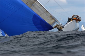 Coup de vent penchant les manches des bateaux modernes