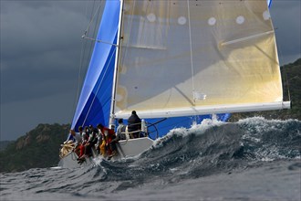 Coup de vent penchant les manches des bateaux modernes