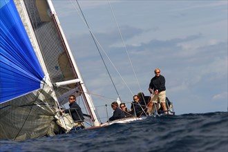Coup de vent penchant les manches des bateaux modernes