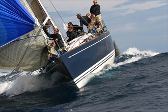Coup de vent penchant les manches des bateaux modernes