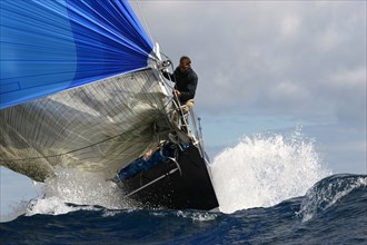 Coup de vent penchant les manches des bateaux modernes