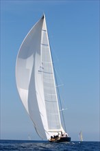 Le voilier Kauris III au large de l'île de Levant